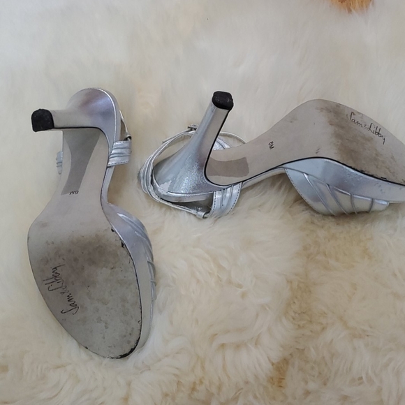 Silver Heels - Picture 4 of 4